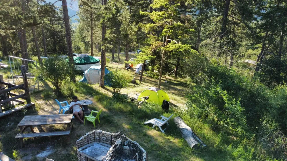 Feu de camp dans un camping à Barret-sur-Méouge